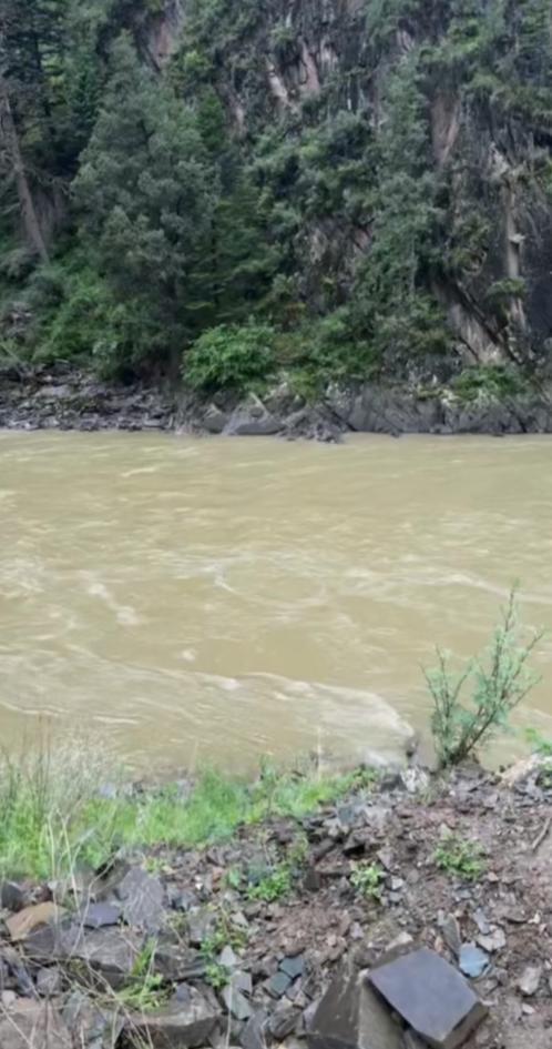 长城配资 四川阿坝一游客车辆坠崖落水2人遇难5人失联，亲属：暑假到川包车游玩发生了意外